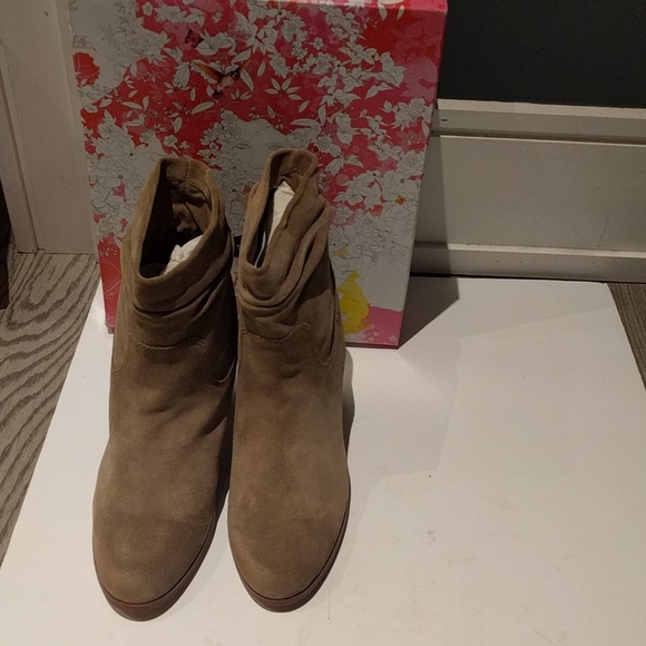 Beautiful suede leather boots by Chinese Laundry - Picture 10 of 13